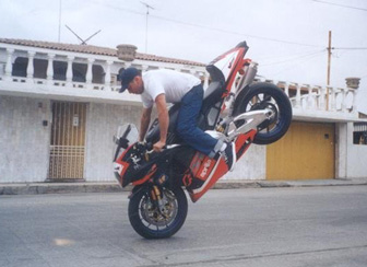 Aprilia-RSV-Mille stoppies