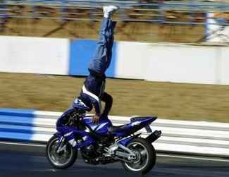 Yamaha YZF R1 tricks