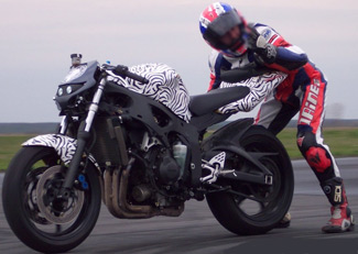 Yamaha YZF R6 tricks